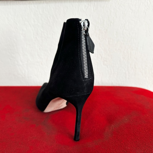 Manolo Blahnik Suede Ankle Boots. - Picture 3 of 9